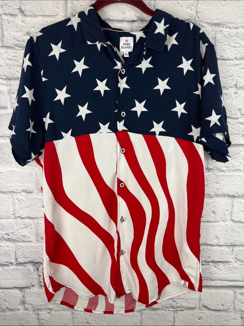 Free Planet Red White & Blue Casual Button Up Shirt Men's Size: Large